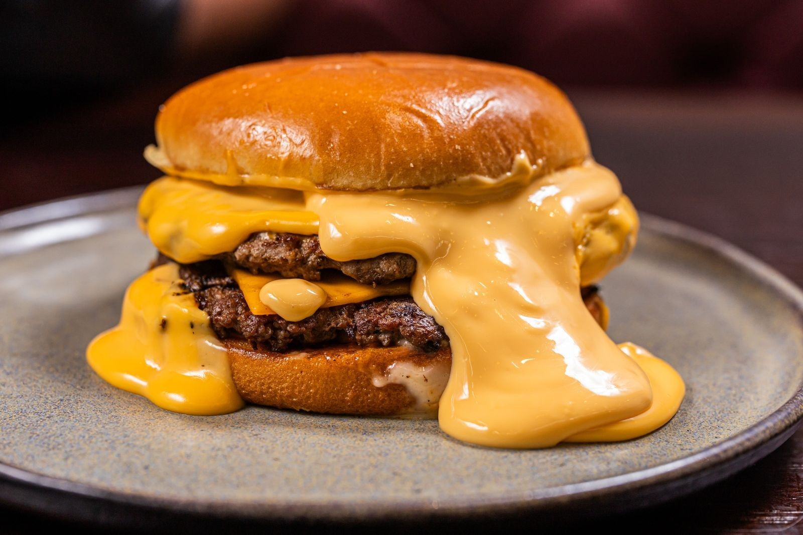 Hambúrguer duplo com cheddar derretendo